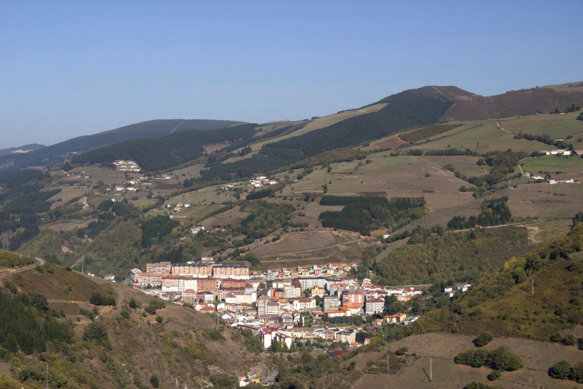Panorámica de Cangas del Narcea entre las montañas de Asturias