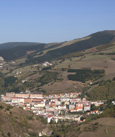 Panorámica de Cangas del Narcea entre las montañas de Asturias