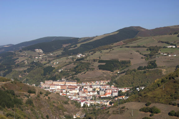 Panorámica de Cangas del Narcea entre las montañas de Asturias