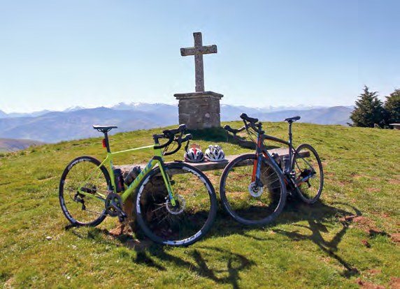 Bicicletas junto a una cruz en el Alto del Acebo
