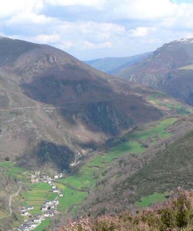Paisaje de montañas y valles en el entorno del Bosque de Mual