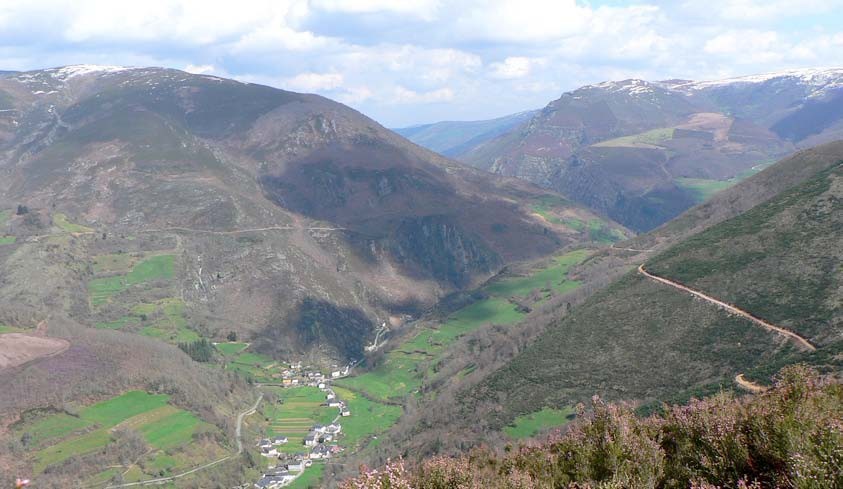 Paisaje de montañas y valles en el entorno del Bosque de Mual
