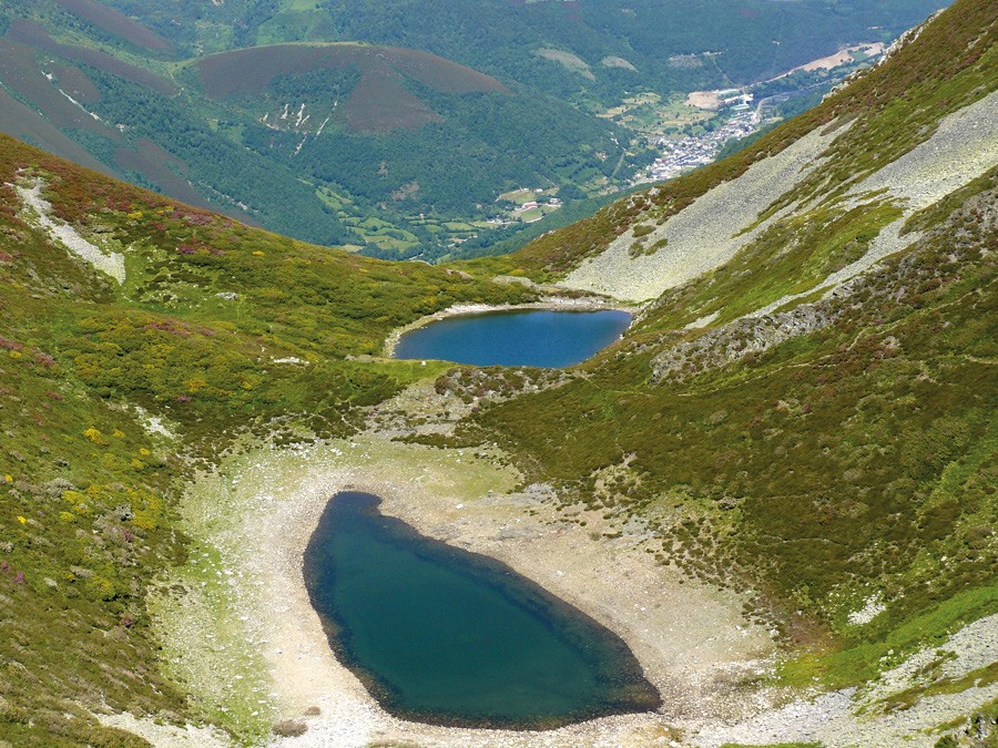 Dos lagunas de montaña entre laderas de la comarca