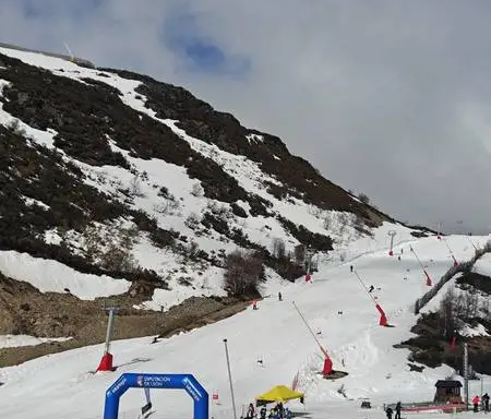 Pistas de la estación de esquí de Leitariegos con nieve y esquiadores
