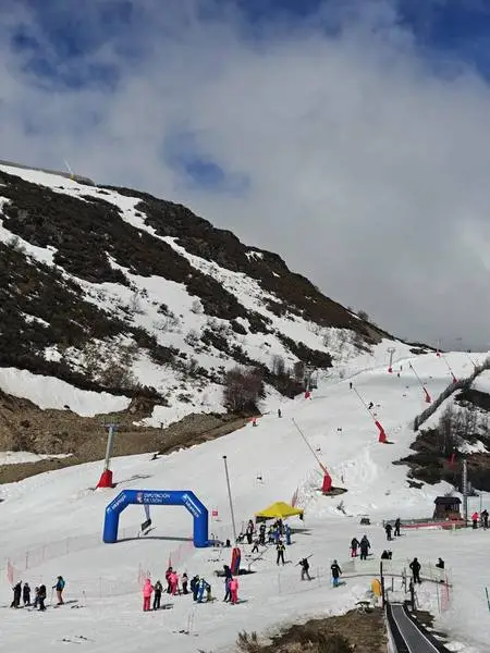 Pistas de la estación de esquí de Leitariegos con nieve y esquiadores