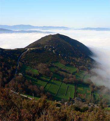 Paisaje de montaña sobre un mar de nubes en la Ruta de los Puertos